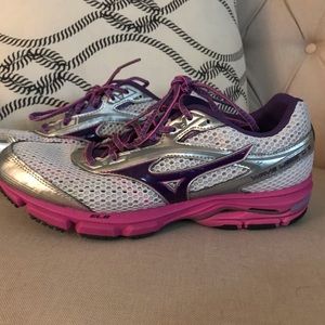 MIZUNO WOMENS TENNIS SHOE SIZE 10